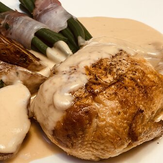 La caille farcie sauce champagne, grenailles et compote d&#039;airelles