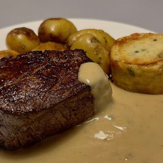 Le filet de boeuf Black Angus, sauce poivre, gratin dauphinois &amp; fagots de haricots