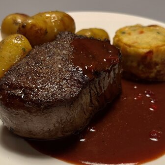 Le Filet de biche sauce Grand-Veneur, gratin dauphinois &amp; compote d&#039;airelles