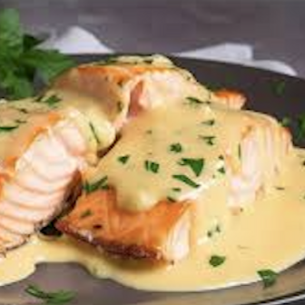 Le Pav&eacute; de saumon sauce Hollandaise, pur&eacute;e mousseline, fagots de haricots